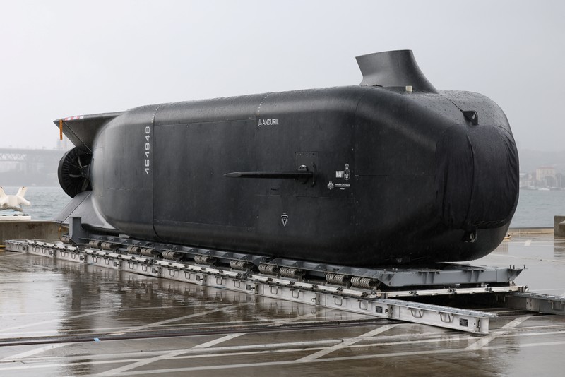Kendaraan Bawah Laut Otonom Ekstra Besar (XL-AUV) Anduril Ghost Shark dipamerkan di pangkalan Angkatan Laut Kerajaan Australia HMAS Kuttabul, di Sydney, Australia, 10 September 2025. (REUTERS/Hollie Adams)