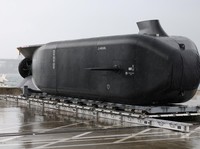 Kendaraan Bawah Laut Otonom Ekstra Besar (XL-AUV) Anduril Ghost Shark dipamerkan di pangkalan Angkatan Laut Kerajaan Australia HMAS Kuttabul, di Sydney, Australia, 10 September 2025. (REUTERS/Hollie Adams)