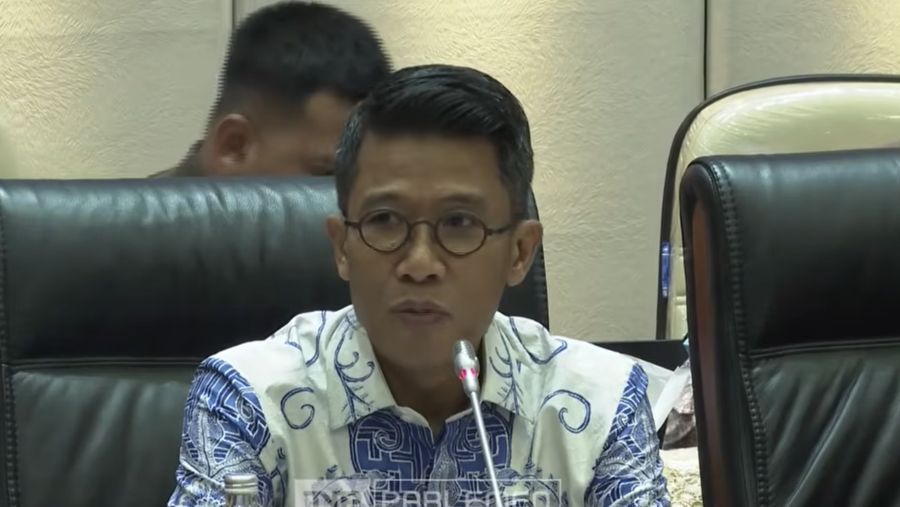 Ketua Komisi XI DPR RI dari Fraksi Golkar, Mukhamad Misbakhun saat memimpin rapat kerja dengan Menteri Keuangan di Gedung DPR RI, Jakarta, Rabu (10/9/2025). (Tangkapan Layar Youtube/DPR RI)