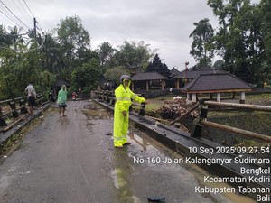 Sungai Yeh Ho Meluap, Jalan Penghubung Kecamatan Tabanan-Kediri Lumpuh