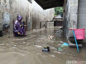 Penghuni Kos Panik Air Setinggi Paha Rendam Kasur hingga Motor