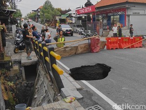 Jalan Lukluk Mengwi Ambles Lagi Akibat Tergerus Air Hujan