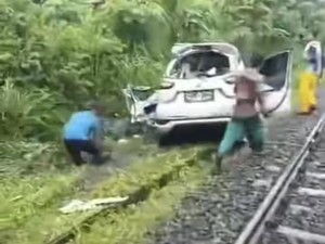 Mobil Berisi Satu Keluarga Tertemper Kereta Api di OKU, 1 Tewas dan 2 Luka-luka