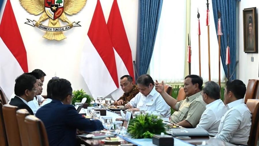 Presiden Prabowo Subianto saat memimpin rapat terbatas bersama sejumlah menteri di Istana Merdeka, pada Selasa, (9/9/2025). (Instagram/sekretariat.kabinet)