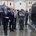 Richard Marles, Wakil Perdana Menteri Australia dan Menteri Pertahanan, dan Pat Conroy, Menteri Industri Pertahanan Australia, memeriksa Kendaraan Bawah Laut Otonom Ekstra Besar (XL-AUV) Anduril Ghost Shark yang dipamerkan di pangkalan Angkatan Laut