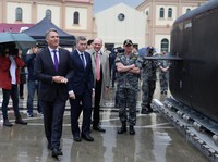 Richard Marles, Wakil Perdana Menteri Australia dan Menteri Pertahanan, dan Pat Conroy, Menteri Industri Pertahanan Australia, memeriksa Kendaraan Bawah Laut Otonom Ekstra Besar (XL-AUV) Anduril Ghost Shark yang dipamerkan di pangkalan Angkatan Laut