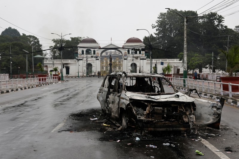 Seorang tentara Nepal berjaga-jaga saat tim tentara mencoba memadamkan api di gedung Parlemen, menyusul tewasnya 19 orang pada hari Senin setelah protes antikorupsi yang dipicu oleh larangan media sosial, yang kemudian dicabut, di Kathmandu, Nepal, 10 September 2025. Seorang tentara Nepal berjaga-jaga saat tim tentara mencoba memadamkan api di gedung Parlemen, menyusul tewasnya 19 orang pada hari Senin setelah protes antikorupsi yang dipicu oleh larangan media sosial, yang kemudian dicabut, di Kathmandu, Nepal, 10 September 2025. (REUTERS/Adnan Abidi)
