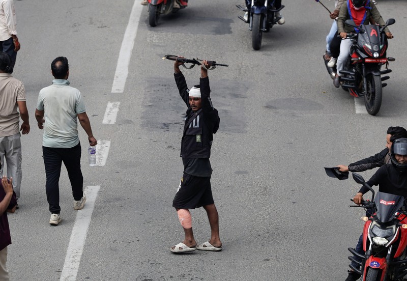 Sejumlah pendemo di Nepal berhasil merampas senjata laras panjang milik aparat kepolisian dan militer saat demonstrasi yang berujung kerciuhan. (REUTERS/Adnan Abidi)