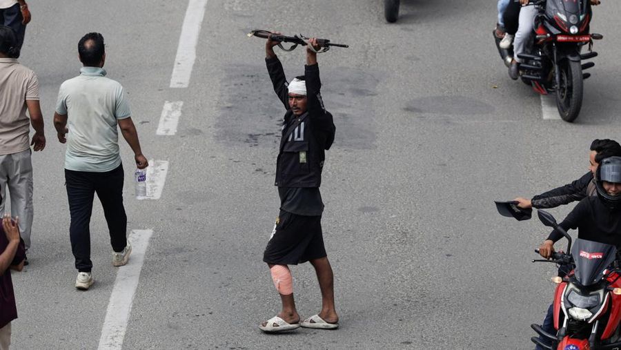 Sejumlah pendemo di Nepal berhasil merampas senjata laras panjang milik aparat kepolisian dan militer saat demonstrasi yang berujung kerciuhan. (REUTERS/Adnan Abidi)