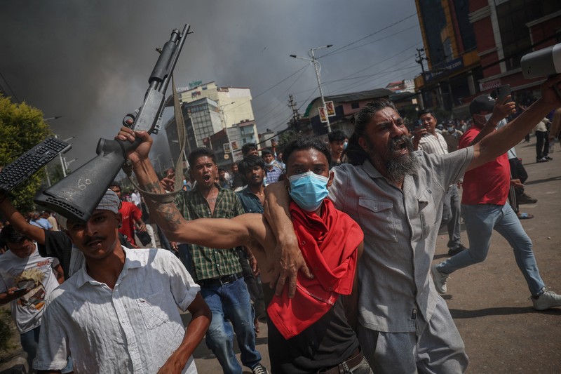 Sejumlah pendemo di Nepal berhasil merampas senjata laras panjang milik aparat kepolisian dan militer saat demonstrasi yang berujung kerciuhan. (REUTERS/Adnan Abidi) Sejumlah pendemo di Nepal berhasil merampas senjata laras panjang milik aparat kepolisian dan militer saat demonstrasi yang berujung kerciuhan. (REUTERS/Adnan Abidi)