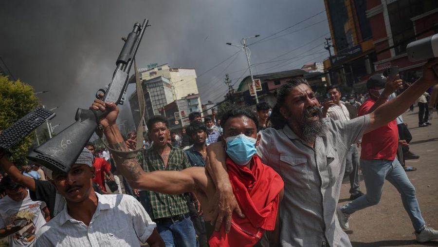 Sejumlah pendemo di Nepal berhasil merampas senjata laras panjang milik aparat kepolisian dan militer saat demonstrasi yang berujung kerciuhan. (REUTERS/Adnan Abidi)
