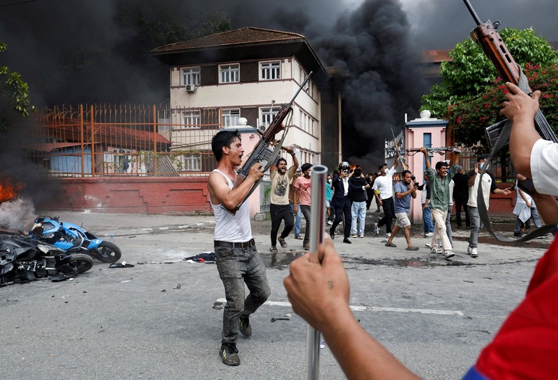 Sejumlah pendemo di Nepal berhasil merampas senjata laras panjang milik aparat kepolisian dan militer saat demonstrasi yang berujung kerciuhan. (REUTERS/Adnan Abidi) Sejumlah pendemo di Nepal berhasil merampas senjata laras panjang milik aparat kepolisian dan militer saat demonstrasi yang berujung kerciuhan. (REUTERS/Adnan Abidi)