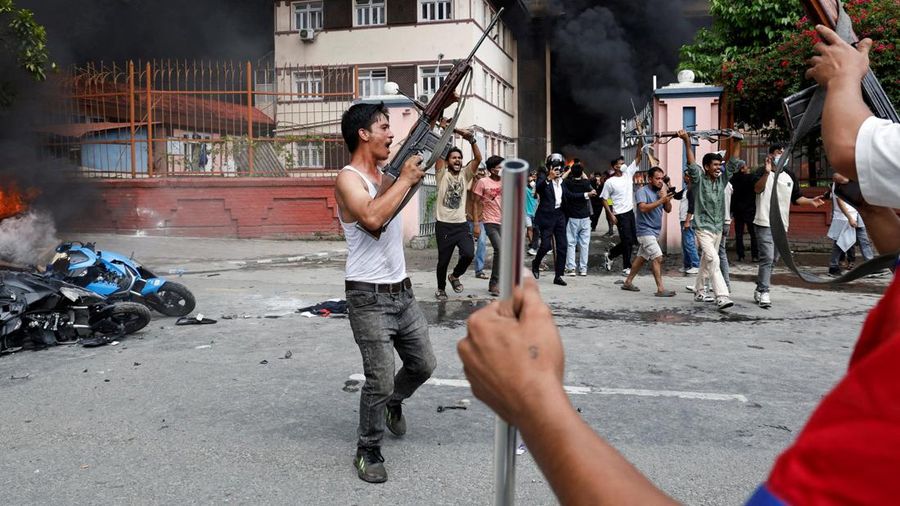 Sejumlah pendemo di Nepal berhasil merampas senjata laras panjang milik aparat kepolisian dan militer saat demonstrasi yang berujung kerciuhan. (REUTERS/Adnan Abidi)