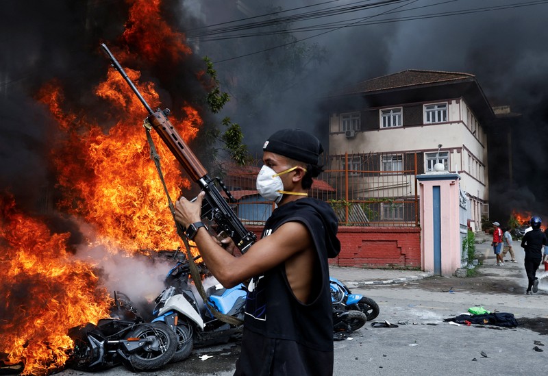 Sejumlah pendemo di Nepal berhasil merampas senjata laras panjang milik aparat kepolisian dan militer saat demonstrasi yang berujung kerciuhan. (REUTERS/Adnan Abidi) Sejumlah pendemo di Nepal berhasil merampas senjata laras panjang milik aparat kepolisian dan militer saat demonstrasi yang berujung kerciuhan. (REUTERS/Adnan Abidi)