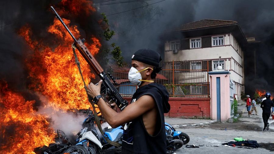Sejumlah pendemo di Nepal berhasil merampas senjata laras panjang milik aparat kepolisian dan militer saat demonstrasi yang berujung kerciuhan. (REUTERS/Adnan Abidi)