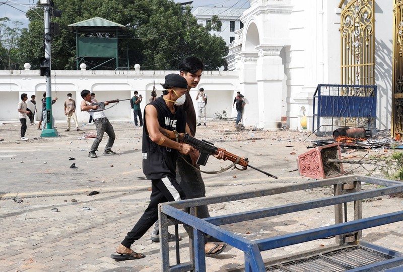 Sejumlah pendemo di Nepal berhasil merampas senjata laras panjang milik aparat kepolisian dan militer saat demonstrasi yang berujung kerciuhan. (REUTERS/Adnan Abidi) Sejumlah pendemo di Nepal berhasil merampas senjata laras panjang milik aparat kepolisian dan militer saat demonstrasi yang berujung kerciuhan. (REUTERS/Adnan Abidi)