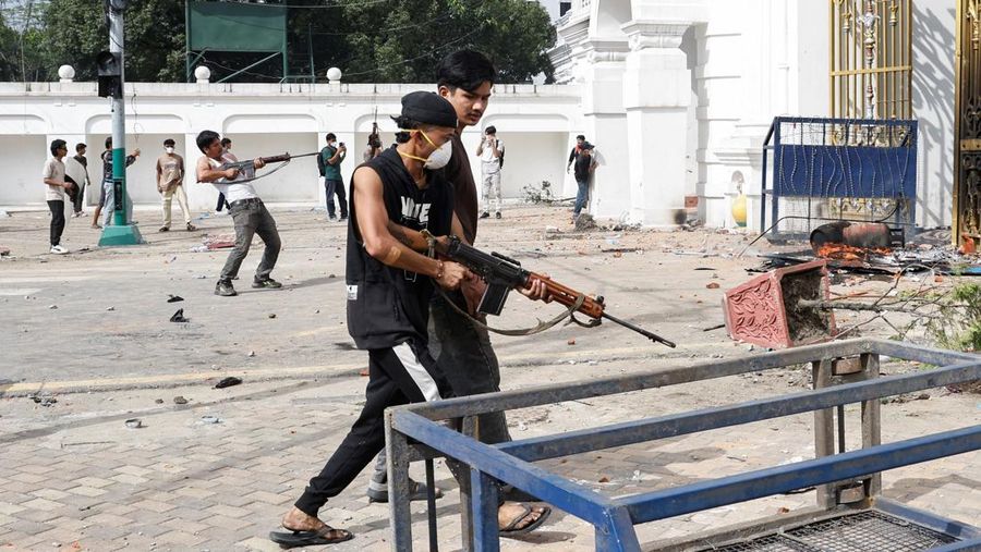 Sejumlah pendemo di Nepal berhasil merampas senjata laras panjang milik aparat kepolisian dan militer saat demonstrasi yang berujung kerciuhan. (REUTERS/Adnan Abidi)