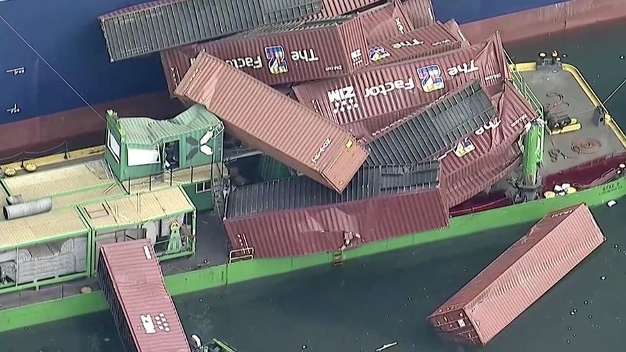Sekitar 67 kontainer pengiriman jatuh ke laut dari sebuah kapal kargo di Pelabuhan Long Beach, California Selatan, pada Selasa (9/9/2025) pagi waktu setempat. (Tangkapan Layar Video Reuters/ABC AFFILIATE KABC)