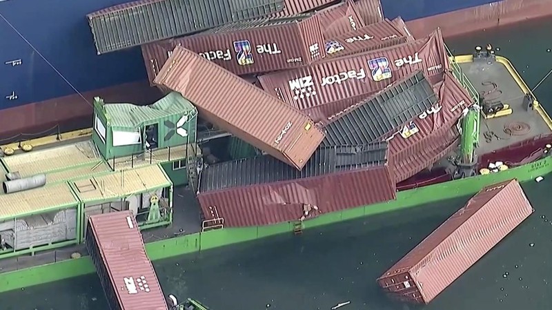 Sekitar 67 kontainer pengiriman jatuh ke laut dari sebuah kapal kargo di Pelabuhan Long Beach, California Selatan, pada Selasa (9/9/2025) pagi waktu setempat. (Tangkapan Layar Video Reuters/ABC AFFILIATE KABC)