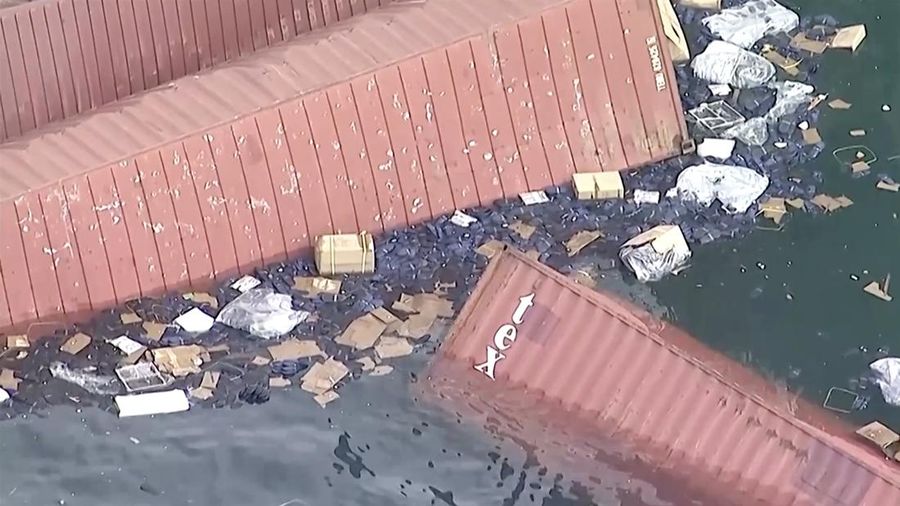 Sekitar 67 kontainer pengiriman jatuh ke laut dari sebuah kapal kargo di Pelabuhan Long Beach, California Selatan, pada Selasa (9/9/2025) pagi waktu setempat. (Tangkapan Layar Video Reuters/ABC AFFILIATE KABC)