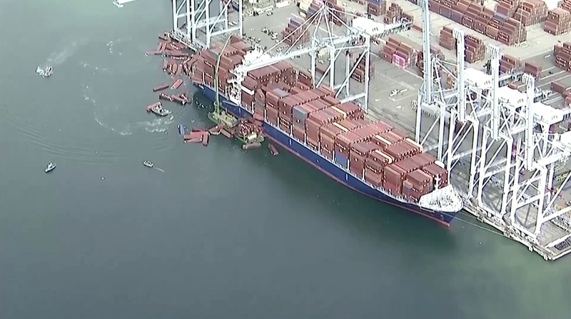 Sekitar 67 kontainer pengiriman jatuh ke laut dari sebuah kapal kargo di Pelabuhan Long Beach, California Selatan, pada Selasa (9/9/2025) pagi waktu setempat. Sekitar 67 kontainer pengiriman jatuh ke laut dari sebuah kapal kargo di Pelabuhan Long Beach, California Selatan, pada Selasa (9/9/2025) pagi waktu setempat. (Tangkapan Layar Video Reuters/ABC AFFILIATE KABC)