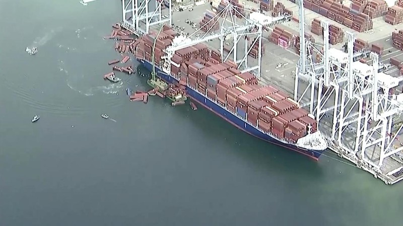 Sekitar 67 kontainer pengiriman jatuh ke laut dari sebuah kapal kargo di Pelabuhan Long Beach, California Selatan, pada Selasa (9/9/2025) pagi waktu setempat. (Tangkapan Layar Video Reuters/ABC AFFILIATE KABC)