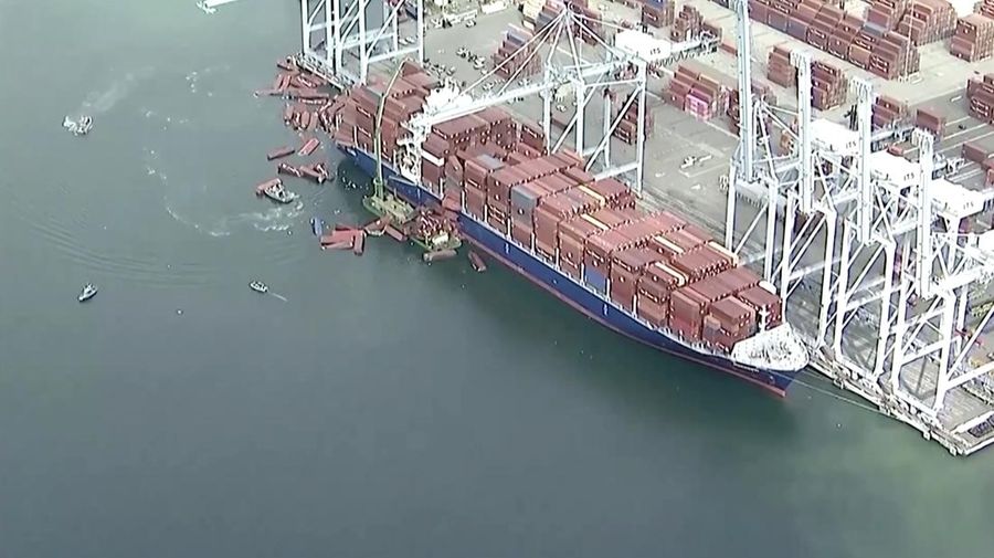 Sekitar 67 kontainer pengiriman jatuh ke laut dari sebuah kapal kargo di Pelabuhan Long Beach, California Selatan, pada Selasa (9/9/2025) pagi waktu setempat. Sekitar 67 kontainer pengiriman jatuh ke laut dari sebuah kapal kargo di Pelabuhan Long Beach, California Selatan, pada Selasa (9/9/2025) pagi waktu setempat. (Tangkapan Layar Video Reuters/ABC AFFILIATE KABC)