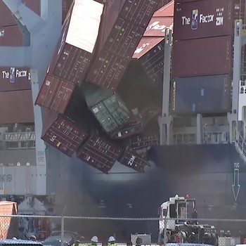 Potret Tiba-Tiba 67 Peti Kemas Hanyut di Laut dari Kapal Kargo