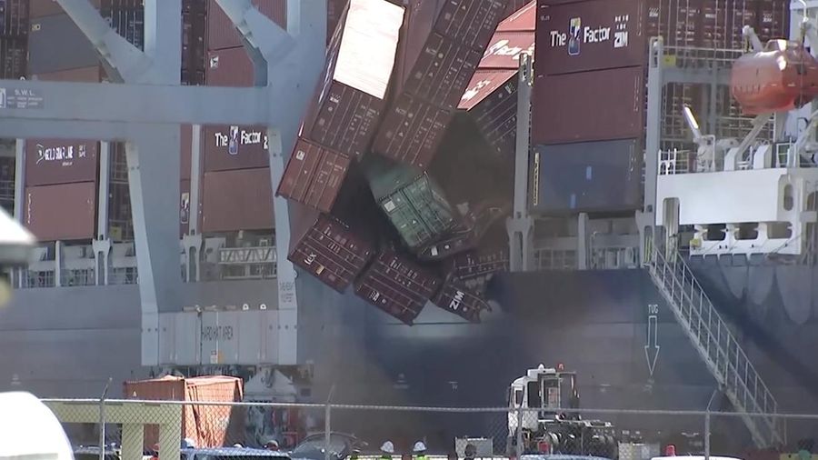 Sekitar 67 kontainer pengiriman jatuh ke laut dari sebuah kapal kargo di Pelabuhan Long Beach, California Selatan, pada Selasa (9/9/2025) pagi waktu setempat. (Tangkapan Layar Video Reuters/ABC AFFILIATE KABC)