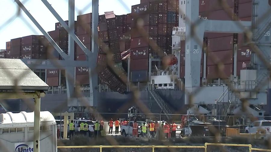 Sekitar 67 kontainer pengiriman jatuh ke laut dari sebuah kapal kargo di Pelabuhan Long Beach, California Selatan, pada Selasa (9/9/2025) pagi waktu setempat. (Tangkapan Layar Video Reuters/)