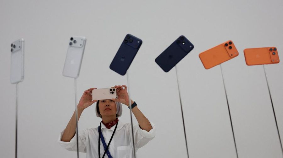 Seorang wanita mengambil gambar produk Apple selama acara Apple di Steve Jobs Theater di Cupertino, California, AS, 9 September 2025. (REUTERS/Manuel Orbegozo)