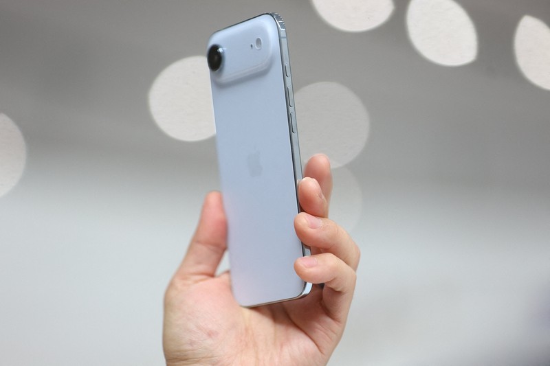 iPhone menggantung di udara selama acara Apple di Steve Jobs Theater di kampusnya di Cupertino, California, AS, 9 September 2025. iPhone menggantung di udara selama acara Apple di Steve Jobs Theater di kampusnya di Cupertino, California, AS, 9 September 2025. (REUTERS/Manuel Orbegozo)