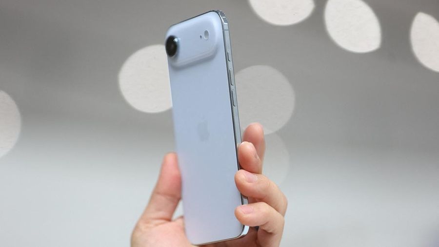 Seseorang memegang iPhone Air selama acara Apple di Steve Jobs Theater di kampusnya di Cupertino, California, AS, 9 September 2025. (REUTERS/Manuel Orbegozo)
