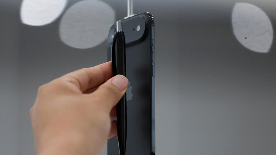 Seseorang memegang pena di depan iPhone Air selama acara Apple di Steve Jobs Theater di kampusnya di Cupertino, California, AS, 9 September 2025. (REUTERS/Manuel Orbegozo)