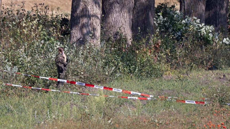 Suasana usai sebuah drone atau objek serupa milik Rusia ditembak jatuh oleh Polandia di Wyryki, Provinsi Lublin, Polandia, Rabu (10/9/2025). (Polsat News via REUTERS )