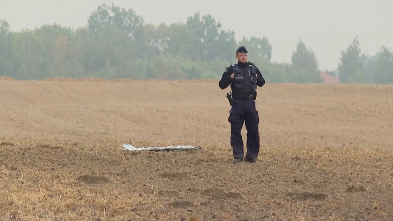Suasana usai sebuah drone atau objek serupa milik Rusia ditembak jatuh oleh Polandia di Wyryki, Provinsi Lublin, Polandia, Rabu (10/9/2025). (Polsat News via REUTERS ) Suasana usai sebuah drone atau objek serupa milik Rusia ditembak jatuh oleh Polandia di Wyryki, Provinsi Lublin, Polandia, Rabu (10/9/2025). (Polsat News via REUTERS )