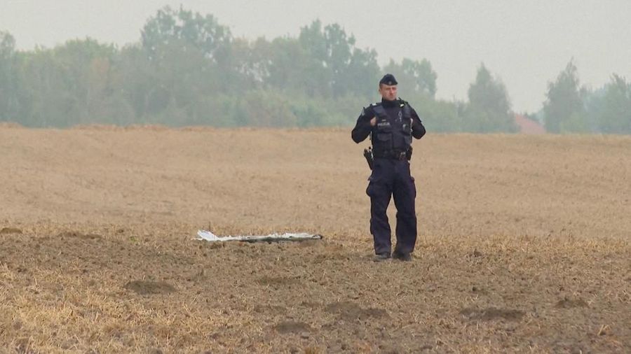 Suasana usai sebuah drone atau objek serupa milik Rusia ditembak jatuh oleh Polandia di Wyryki, Provinsi Lublin, Polandia, Rabu (10/9/2025). (Polsat News via REUTERS )