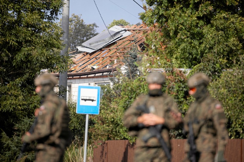 Suasana usai sebuah drone atau objek serupa milik Rusia ditembak jatuh oleh Polandia di Wyryki, Provinsi Lublin, Polandia, Rabu (10/9/2025). (Polsat News via REUTERS ) Suasana usai sebuah drone atau objek serupa milik Rusia ditembak jatuh oleh Polandia di Wyryki, Provinsi Lublin, Polandia, Rabu (10/9/2025). (Polsat News via REUTERS )