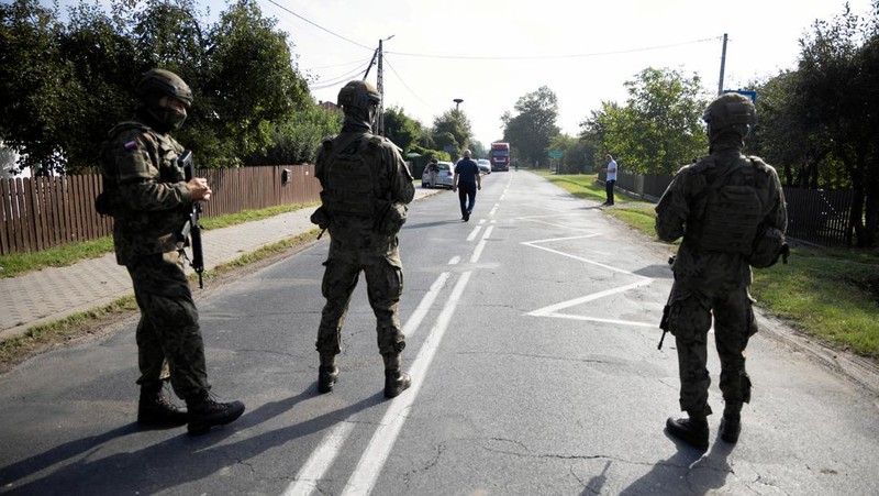 Suasana usai sebuah drone atau objek serupa milik Rusia ditembak jatuh oleh Polandia di Wyryki, Provinsi Lublin, Polandia, Rabu (10/9/2025). (Polsat News via REUTERS )