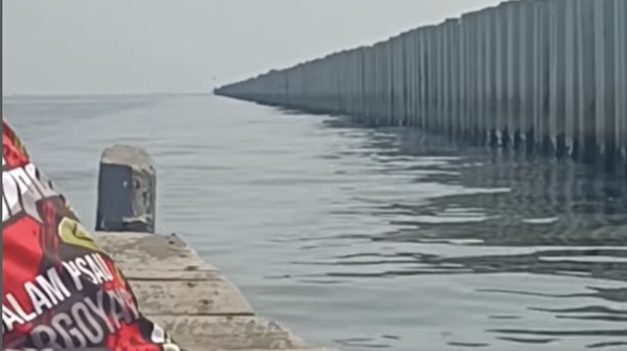 Tangkapan layar video tanggul laut beton di CIlincing Jakarta Utara. (Dok. Istimewa)