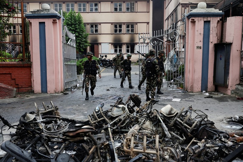Seorang tentara Nepal berjaga-jaga saat tim tentara mencoba memadamkan api di gedung Parlemen, menyusul tewasnya 19 orang pada hari Senin setelah protes antikorupsi yang dipicu oleh larangan media sosial, yang kemudian dicabut, di Kathmandu, Nepal, 10 September 2025. Seorang tentara Nepal berjaga-jaga saat tim tentara mencoba memadamkan api di gedung Parlemen, menyusul tewasnya 19 orang pada hari Senin setelah protes antikorupsi yang dipicu oleh larangan media sosial, yang kemudian dicabut, di Kathmandu, Nepal, 10 September 2025. (REUTERS/Adnan Abidi)