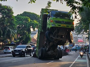 Truk Bawa Tanah Nyaris Jadi Transformers: Posisi Berdiri, Muatan Berceceran di Jalan