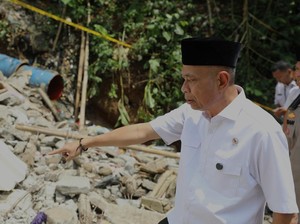 Wamensos Serahkan Santunan Kematian Korban Gedung Majelis Ambruk di Bogor