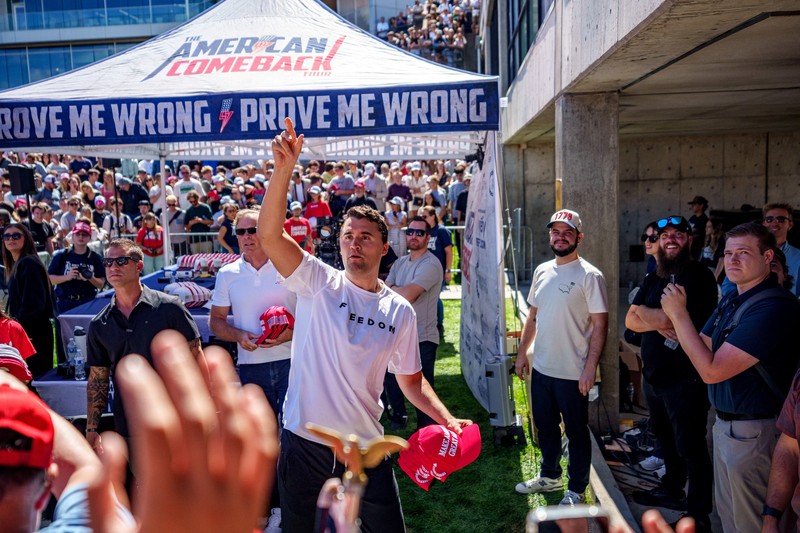 Aktivis dan komentator sayap kanan AS Charlie Kirk melempar topi ke kerumunan sesaat sebelum ia ditembak di acara pidato Universitas Utah Valley di Orem, Utah, AS, 10 September 2025. (Trent Nelson/The Salt Lake Tribune via REUTERS)