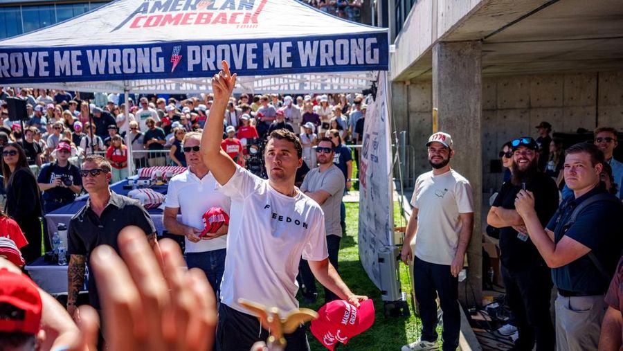 Aktivis dan komentator sayap kanan AS Charlie Kirk melempar topi ke kerumunan sesaat sebelum ia ditembak di acara pidato Universitas Utah Valley di Orem, Utah, AS, 10 September 2025. (Trent Nelson/The Salt Lake Tribune via REUTERS)
