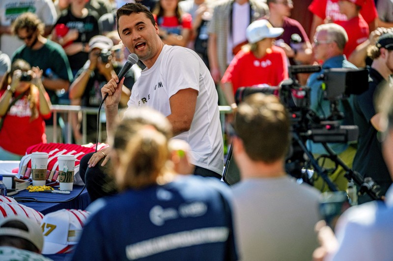 Aktivis dan komentator sayap kanan AS Charlie Kirk melempar topi ke kerumunan sesaat sebelum ia ditembak di acara pidato Universitas Utah Valley di Orem, Utah, AS, 10 September 2025. (Trent Nelson/The Salt Lake Tribune via REUTERS)