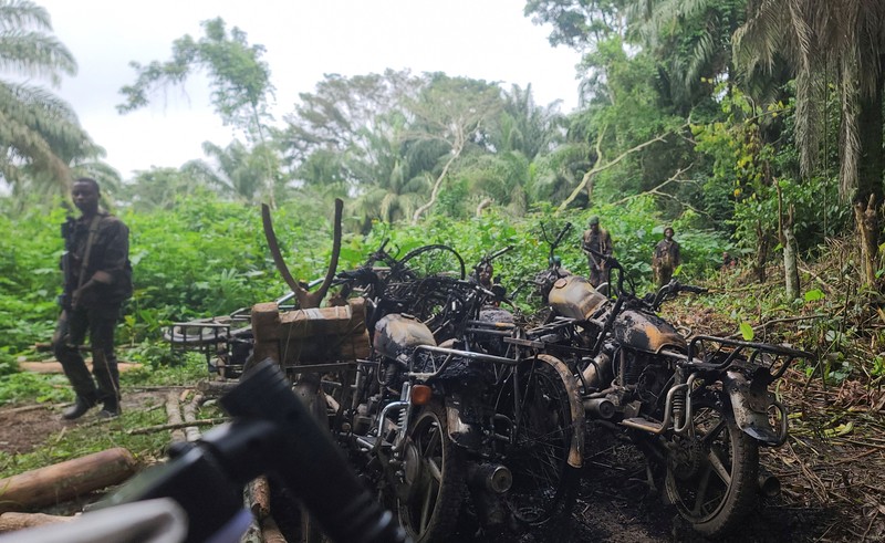 Orang-orang membawa jenazah seorang warga sipil yang terbunuh di pertanian mereka setelah diserang oleh pemberontak Pasukan Demokratik Sekutu (ADF) yang berafiliasi dengan ISIS, dari kamar mayat rumah sakit umum Oicha di kota Oicha, wilayah Beni di bagian timur Republik Demokratik Kongo, 10 September 2025. Orang-orang membawa jenazah seorang warga sipil yang terbunuh di pertanian mereka setelah diserang oleh pemberontak Pasukan Demokratik Sekutu (ADF) yang berafiliasi dengan ISIS, dari kamar mayat rumah sakit umum Oicha di kota Oicha, wilayah Beni di bagian timur Republik Demokratik Kongo, 10 September 2025. (REUTERS/Gradel Mumbere Muyisa)