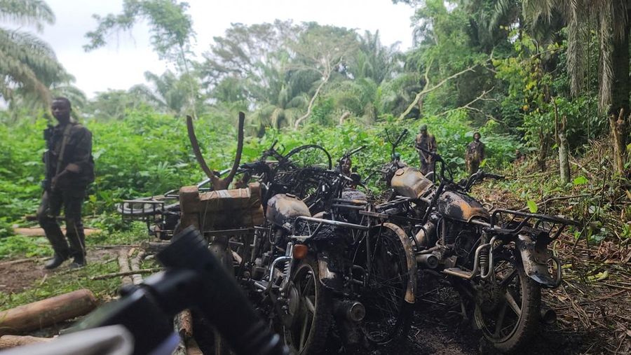 Orang-orang membawa jenazah seorang warga sipil yang terbunuh di pertanian mereka setelah diserang oleh pemberontak Pasukan Demokratik Sekutu (ADF) yang berafiliasi dengan ISIS, dari kamar mayat rumah sakit umum Oicha di kota Oicha, wilayah Beni di bagian timur Republik Demokratik Kongo, 10 September 2025. (REUTERS/Gradel Mumbere Muyisa)