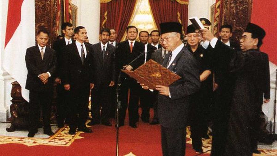 Bacharuddin Jusuf Habibie mengambil sumpah sebagai Presiden Republik Indonesia, menggantikan Soeharto setelah pengunduran dirinya. (Dok. Istimewa)