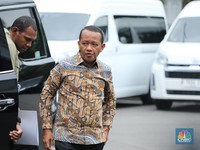Bahlil Ungkap Rencana Bangun PLTS Raksasa di Desa Hingga 100 GW